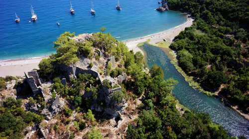 Ενα ελληνικό νησί στους 10 "εναπομείναντες παραδείσους" του πλανήτη - Αγρια ομορφιά, γραφικά χωριά