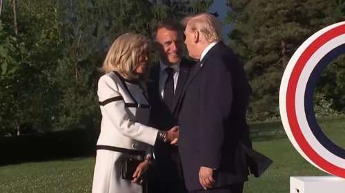 Ο Τραμπ δεν άφηνε το χέρι της Μπριζίτ Μακρόν: Η χειραψία 13 δευτερολέπτων - Τι ψιθύρισε στο αφτί της