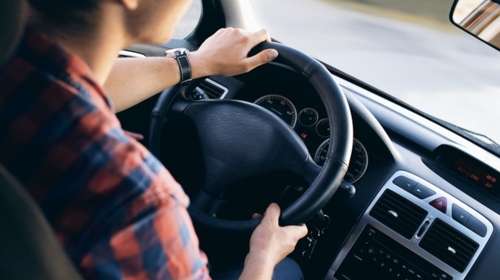Σάλος στη Γερμανία: Πλήρωναν 2.000 ευρώ σε σωσίες με περούκες να δώσουν εξετάσεις για δίπλωμα οδήγησης