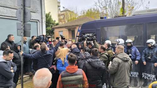 Αγρότες απέκλεισαν το γραφείο του Τσιάρα στην Καρδίτσα - Ο υπουργός ζήτησε να φύγουν οι κλούβες [βίντεο]