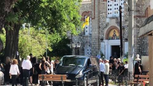 Διπλό έγκλημα στο Αίγιο: Βαρύ το κλίμα στην κηδεία μητέρας και γιου - "Δράμα, τα μυστικά τα πήραν μαζί τους"
