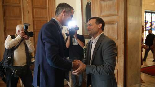 Σφοδρή κριτική Μπακογιάννη σε Δούκα: "Χρυσοί" κάδοι για σκύλους, εν μέσω σφράγισης κοινωνικών δομών