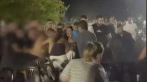 Σουρεαλιστικό σκηνικό στην Αιτωλοακαρνανία: Αγριο ξύλο σε πανηγύρι ενώ η Γωγώ Τσαμπά συνέχισε να τραγουδά 'πω πω πω" [βίντεο]