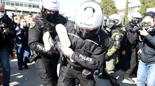 Η αλήθεια για την αστυνομική επέμβαση στην Πρυτανεία του ΑΠΘ- Κρατούσαν λοστούς και εργαλεία διάρρηξης, απειλούσαν καθηγητές