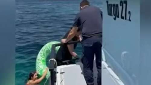 Καβούρι: Η στιγμή της διάσωσης 34χρονης που είχε παρασυρθεί με φουσκωτό στρώμα στα ανοιχτά [βίντεο]