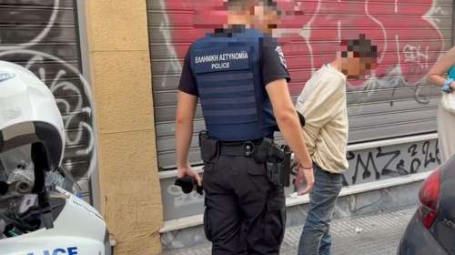 Στα "πράσα" διαρρήκτης στην Ομόνοια:  Είχε σπάσει παράθυρο αυτοκινήτου - Επ’ αυτοφώρω η σύλληψη