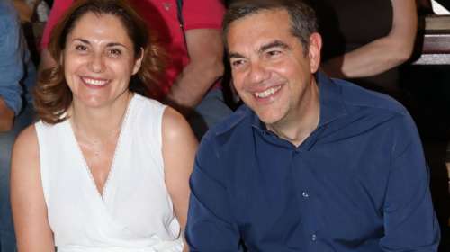 Μπέττυ Μπαζιάνα: Με λευκή δημιουργία στον Λυκαβηττό - Η επιθεώρηση που απόλαυσαν με τον Αλέξη Τσίπρα