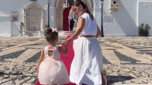 Η Μαρία Μενούνος γονατιστή στην Παναγία της Τήνου μαζί με την κόρη της: "Υπάρχουν κόκκινα χαλιά που αλλάζουν την ψυχή"