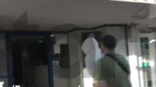 Τρίκαλα: "Ποτέ δε σκέφτηκα να σκοτώσω τη μάνα που με γέννησε" - Τι είπε στην απολογία του ο 18χρονος