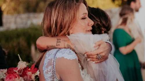 Μαριάννα Λάτση: Η υπέροχη στιγμή που συνοδεύει την κόρη της νύφη στην εκκλησία