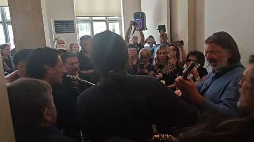 Νίκος Καλογερόπουλος: Συγκίνηση με το τραγούδι "Εγώ δηλώνω μαθητής" - Νέο βίντεο από την κηδεία του