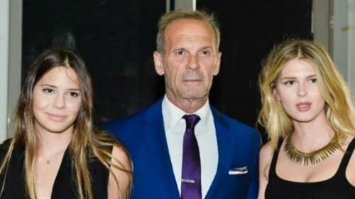 Στην κουζίνα του σπιτιού της η Αλεξάνδρα Κωστόπουλου - Μπλε με μοντέρνα έπιπλα
