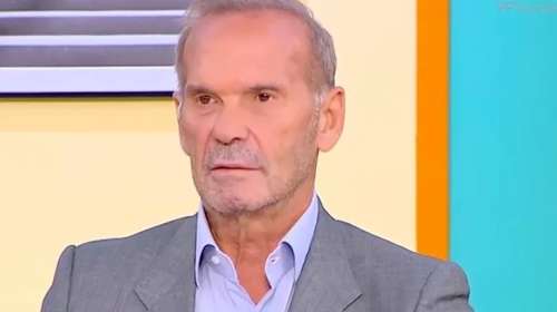 Πέτρος Κωστόπουλος: Χαλαρή βραδιά με καλό φαγητό στο στολισμένο σαλόνι του σπιτιού του