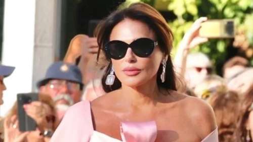 Με κατακόκκινο δαντελένιο φόρεμα στο Island: Η Σίλια Κριθαριώτη ήταν η πρωταγωνίστρια της βραδιάς