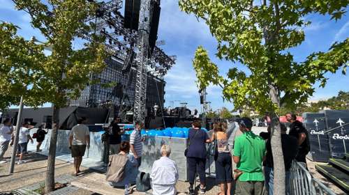 Συναυλία Ρέμου: "Κατασκήνωσαν" από νωρίς το πρωί για να εξασφαλίσουν θέση μπροστά στη σκηνή [εικόνες - βίντεο]