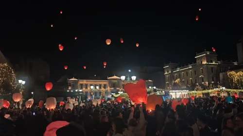 Μαγικές εικόνες στην Αθήνα: Χιλιάδες φαναράκια φωτίζουν τον Αττικό ουρανό για τη Νύχτα των Ευχών [βίντεο]