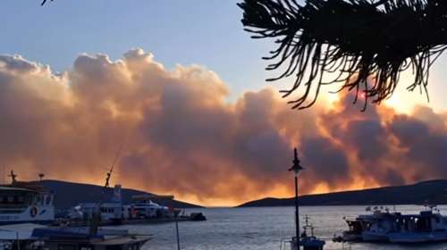 Σκύρος: Μάχη σε δύο μέτωπα δίνουν οι πυροσβέστες  - Μεγάλη προσπάθεια να ανακοπεί η πορεία της - Ισχυροί άνεμοι στην περιοχή