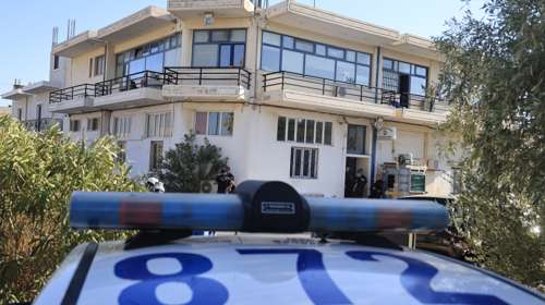 Επίθεση στο ΑΤ Μάνδρας: Δικογραφία σε βάρος του 31χρονου που εισέβαλε με μαχαίρι - Ελεύθερος ο αστυνομικός που τον πυροβόλησε