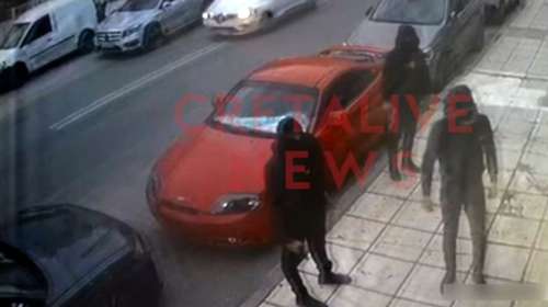 Ηράκλειο: Έφαγαν "πόρτα" σε μπαρ και γύρισαν να μαχαιρώσουν τον πορτιέρη - Τους κυνήγησε θαμώνας με μαγκούρα [βίντεο]