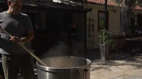 Αναβίωσε το μικρασιάτικο Κεσκέκι στην Καισαριανή: Καζάνια, κρασί και τραγούδια από τις αλησμόνητες πατρίδες