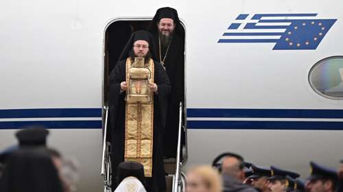 Έφτασε με ειδική πτήση στην Ελλάδα το Άγιο Φως