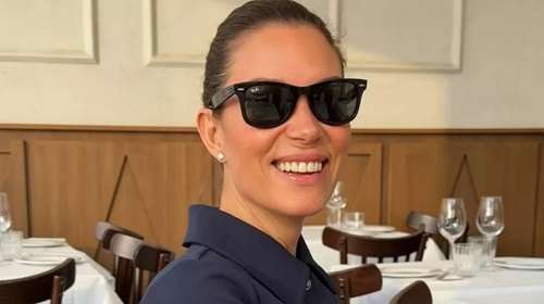 Η Βίκυ Καγιά υιοθέτησε την απόλυτη "old money" απόχρωση στο πεντικιούρ που δείχνει πάντα ακριβή
