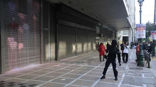 Ημέρα της Γυναίκας: Μπογιές στο υπουργείο Εργασίας - Με μεγάλη συμμετοχή η πορεία για την 8η Μαρτίου