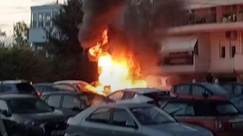Θεσσαλονίκη: Κάηκαν τρία σταθμευμένα αυτοκίνητα - Φωτιά και σε εν κινήσει φορτηγό [βίντεο]