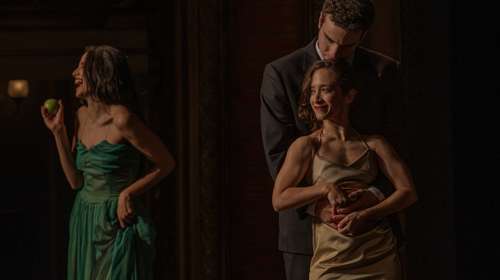 Μετά την τεράστια επιτυχία, το KONTAKTHOF της Pina Bausch επιστρέφει την άνοιξη για 11 μόνο παραστάσεις