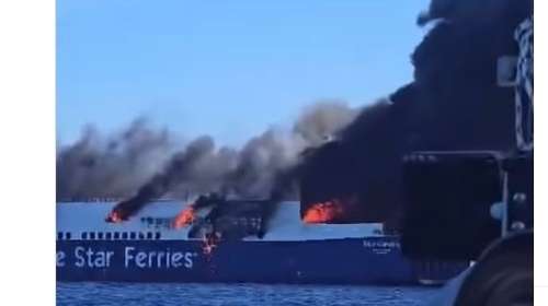 Blue Carrier 2:  Ελαφρά κλίση προς τα δεξιά. παρουσιάζει το πλοίο -  Απομακρύνθηκαν οι 29 επιβαίνοντες