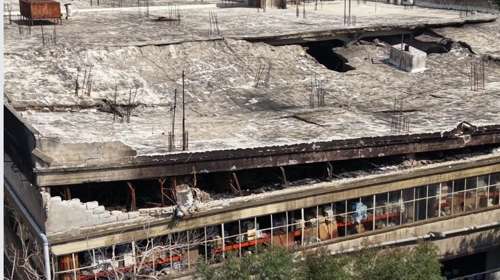 Κατέρρευσε πλήρως η οροφή του εργοστασίου στην Ορφέως - Για πάνω από 24 ώρες συνεχίζεται η επιχείρηση κατάσβεσης