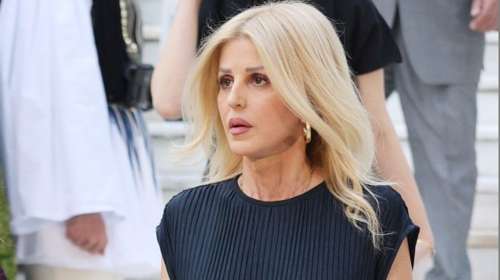 Έλενα Ράπτη: Με κλασικό και κομψό σύνολο στην εκδήλωση ""Μνήμη και Φως" στη Ρωμαϊκή Αγορά
