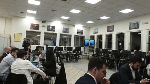 Debate: Ποιος δημοσιογράφος πήγε με το παιδί του στην τηλεμαχία των πολιτικών αρχηγών
