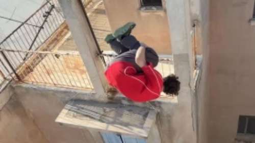 Γάλλος παρκουρίστας κάνει επικίνδυνα άλματα σε ταράτσες της Αθήνας: Βίντεο που παγώνουν το αίμα