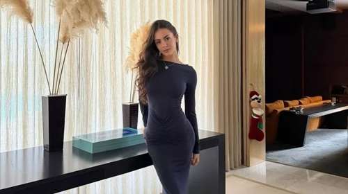 Νταίζη Νίκα: Με off shoulder black dress στη μεγαλοπρεπή σκάλα πολυτελούς ξενοδοχείου της Βενετίας