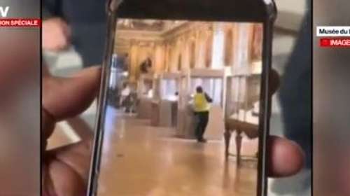 Λούβρο: Η σοκαριστική στιγμή που ο ληστής παραβιάζει γυάλινη προθήκη στην "Αίθουσα του Απόλλωνα" - [βίντεο]