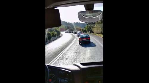 Βίντεο: Οδηγός στην Κρήτη προσπερνά οκτώ οχήματα πάνω σε στροφή και πυροδοτεί κατακραυγή
