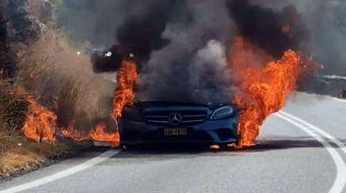 Αργολίδα: Ταξί τυλίχθηκε στις φλόγες στη μέση του δρόμου [βίντεο]