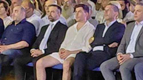 Φειδίας Παναγιώτου: Χαμός για την εμφάνιση με σορτς στην εκδήλωση μνήμης Ισαάκ και Σολωμού [βίντεο]