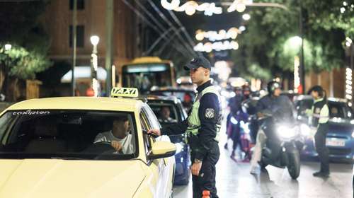 Αττική: Παράτησε... Lamborghini σε στάση λεωφορείου για να γλιτώσει το μπλόκο της Τροχαίας [βίντεο]