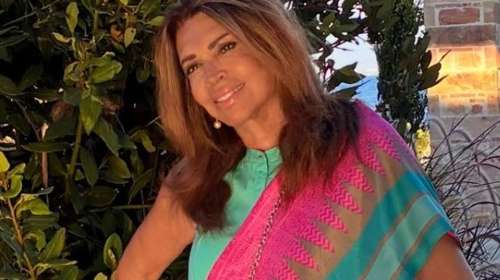 Η Μιμή Ντενίση στη Χίο: Η chic εμφάνιση στην πρεμιέρα του ντοκιμαντέρ "Η Γυναίκα πίσω από τον Έλγιν"