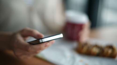 ΑΑΔΕ: Διευκρινίσεις για μεταφορές χρημάτων μέσω IRIS μεταξύ συγγενών και οικείων προσώπων