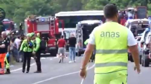 Τραγωδία στην Ιταλία: Εξι νεκροί και 34 τραυματίες μετά από σφοδρή σύγκρουση τροχόσπιτου με τουριστικό λεωφορείο