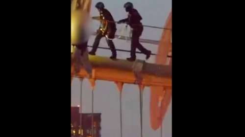 Νέα Υόρκη: Η δραματική στιγμή που γυναίκα επιχειρεί να αυτοκτονήσει στη γέφυρα του Μπρούκλιν [βίντεο]