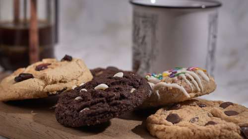 Τα πιο εύκολα cookies σοκολάτας: Έτοιμα σε 8 λεπτά, τραγανά έξω και μαλακά μέσα [βίντεο]