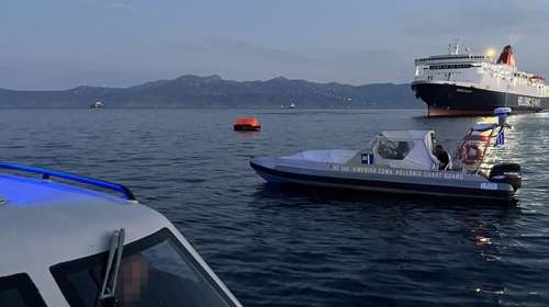 Βίντεο: Η στιγμή της διάσωσης των εννέα ναυτικών του φορτηγού πλοίου που βυθίστηκε στην Άνδρο