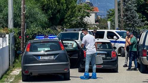 Διπλό φονικό στο Αίγιο: Κατακρεουργημένη με τρύπα στον λαιμό η 54χρονη - Ημίγυμνος μέσα στα αίματα ο γιος της