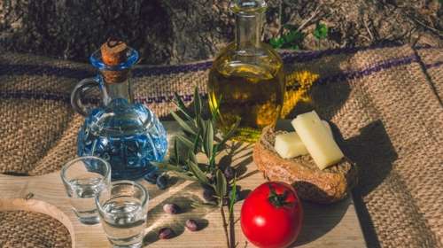 Taste Atlas: Τέσσερα ελληνικά σκληρά τυριά στα καλύτερα έξι του πλανήτη - Η γραβιέρα Νάξου στο No1