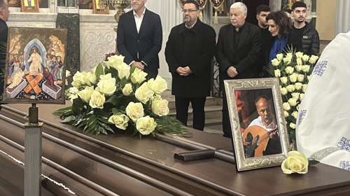 Συγκίνηση στην κηδεία του Γιάννη Ξυλούρη: Πλήθος κόσμου στο τελευταίο αντίο στον σπουδαίο "Ψαρογιάννη"