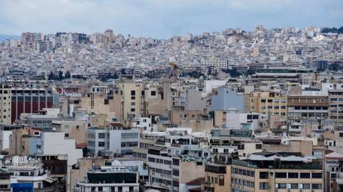 Bloomberg: Πώς η Ελλάδα και άλλα νέα "κέντρα πλούτου" προσελκύουν τους υπερπλούσιους της Βρετανίας